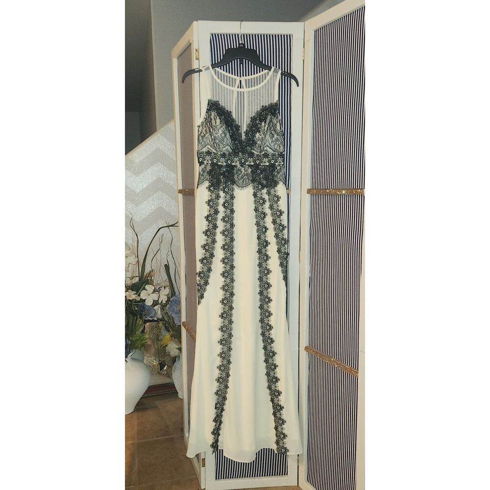 NEW Minuet Elegant Ivory & Black Lace Floor Length Sleeveless Dress Size S